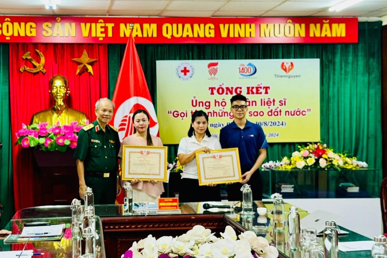 Hội Hỗ trợ gia đình Liệt sĩ Việt Nam biểu dương những tập thể, cá nhân có thành tích xuất sắc trong công tác huy động nguồn lực ủng hộ.