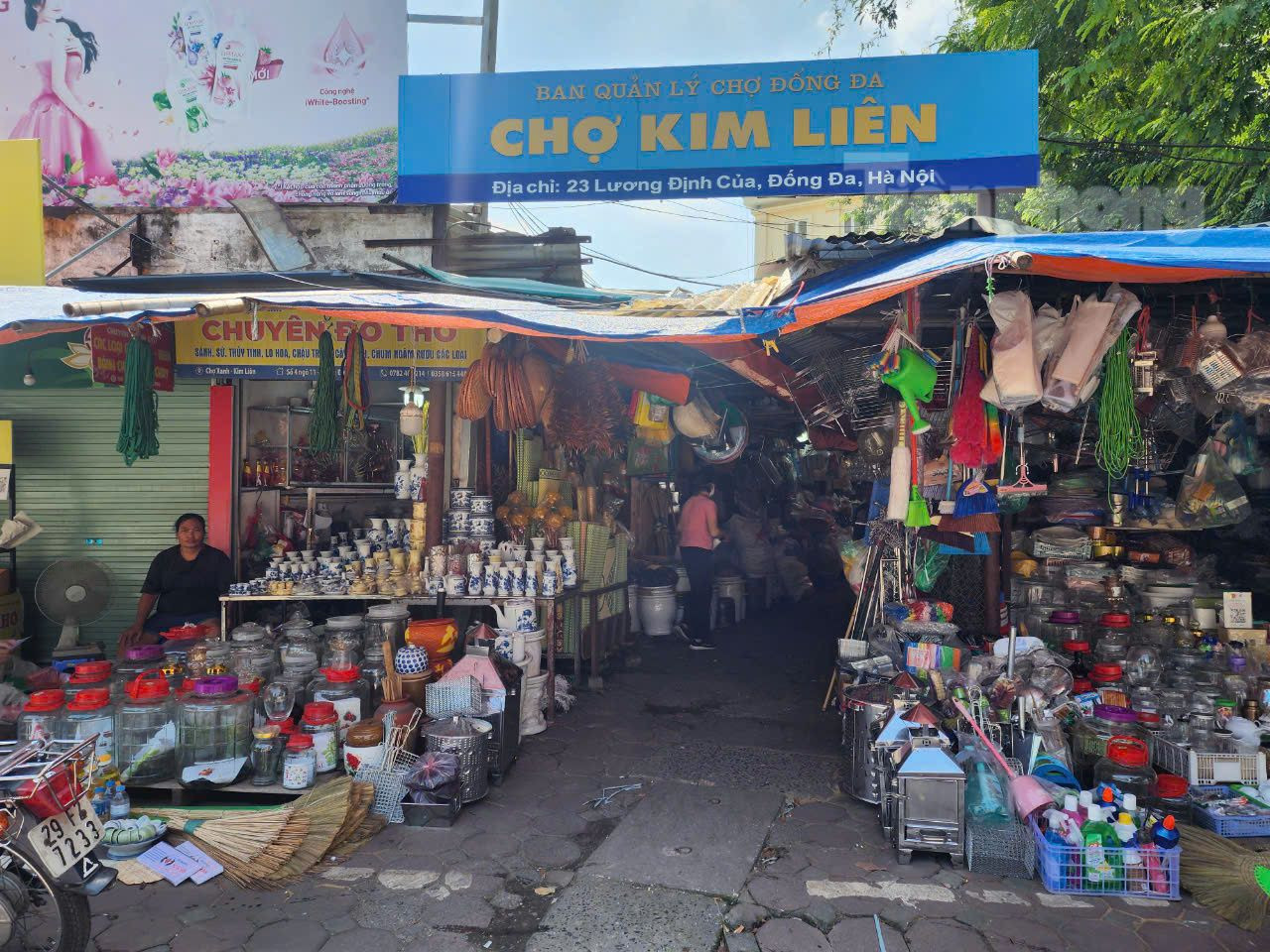 Chợ Kim Liên (số 23 Lương Định Của, quận Đống Đa) cũng bị tạm đình chỉ hoạt động từ năm 2018. Chợ được xây dựng từ năm 1992, là chợ hạng 3 hiện có 194 hộ kinh doanh. Hiện nay, chợ Kim Liên do UBND quận Đống Đa quản lý. Đến nay, nhiều hạng mục về PCCC chợ không khắc phục được như làm vách ngăn, ngăn cháy lan.