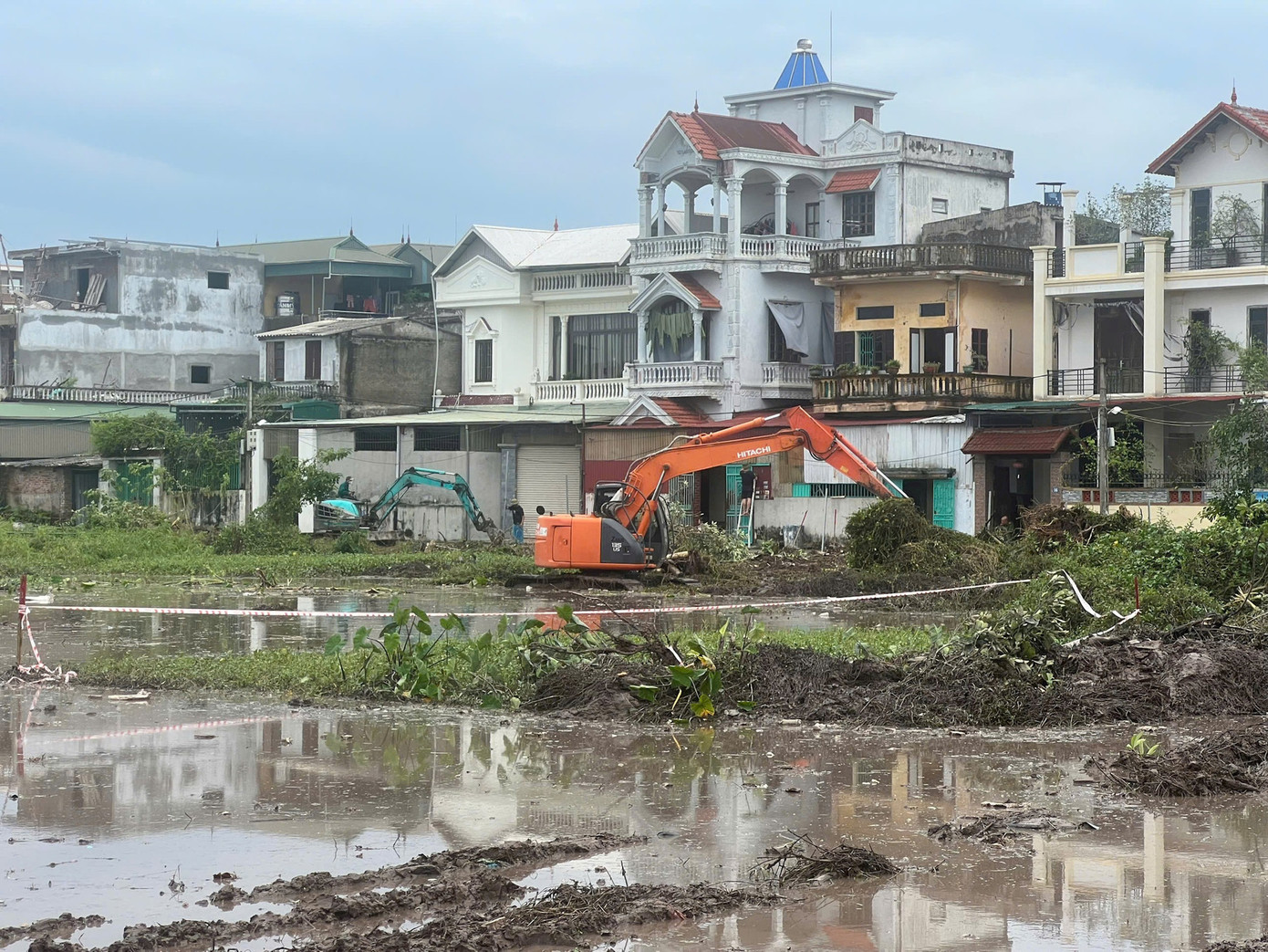 Lực lượng chức năng huyện Thường Tín tiến hành cưỡng chế đất nông nghiệp của 45 hộ