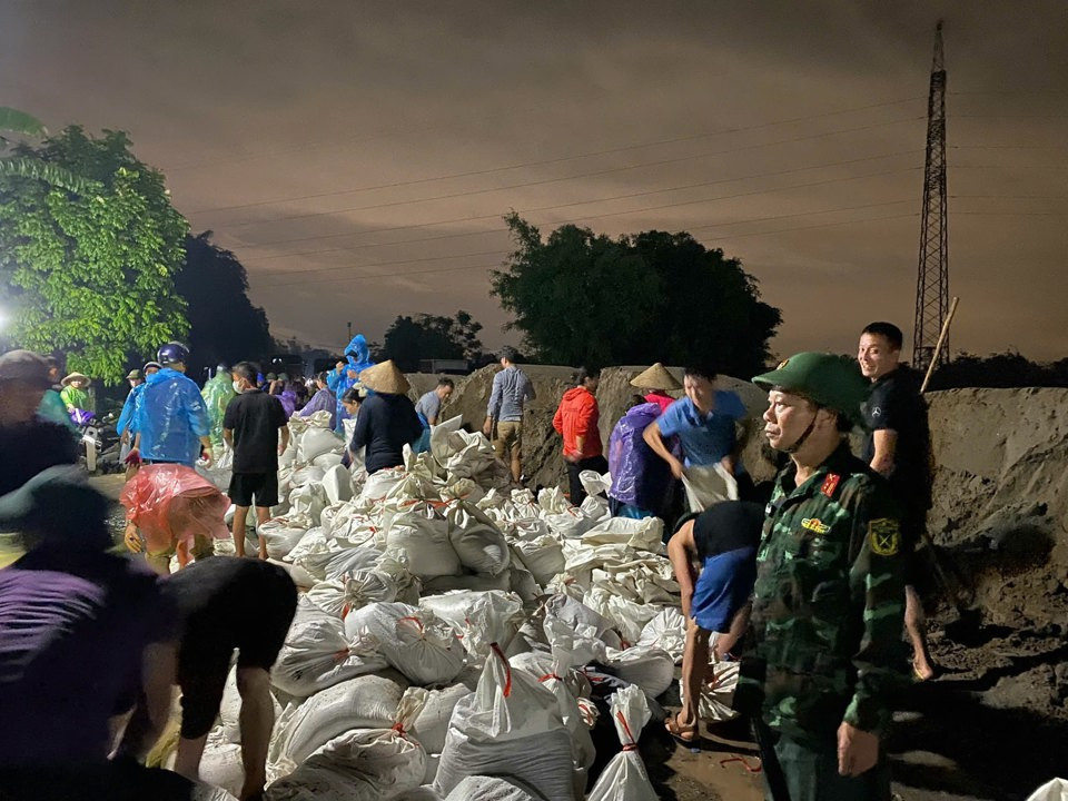 Các lực lượng chức năng huyện Thanh Trì tham gia đắp đê chống lũ cùng người dân đêm 10/9