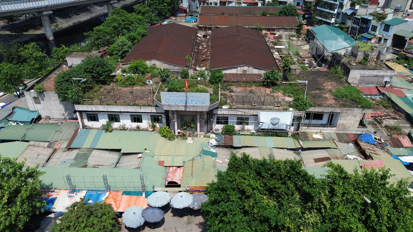 Theo danh sách được UBND quận Đống Đa công bố tháng 8/2024, chợ Ngã Tư Sở (số 46 Nguyễn Trãi, phường Ngã Tư Sở) bị đình chỉ hoạt động năm 2018. Tuy nhiên, từ đó đến nay, chợ vẫn hoạt động như chưa từng bị đình chỉ.