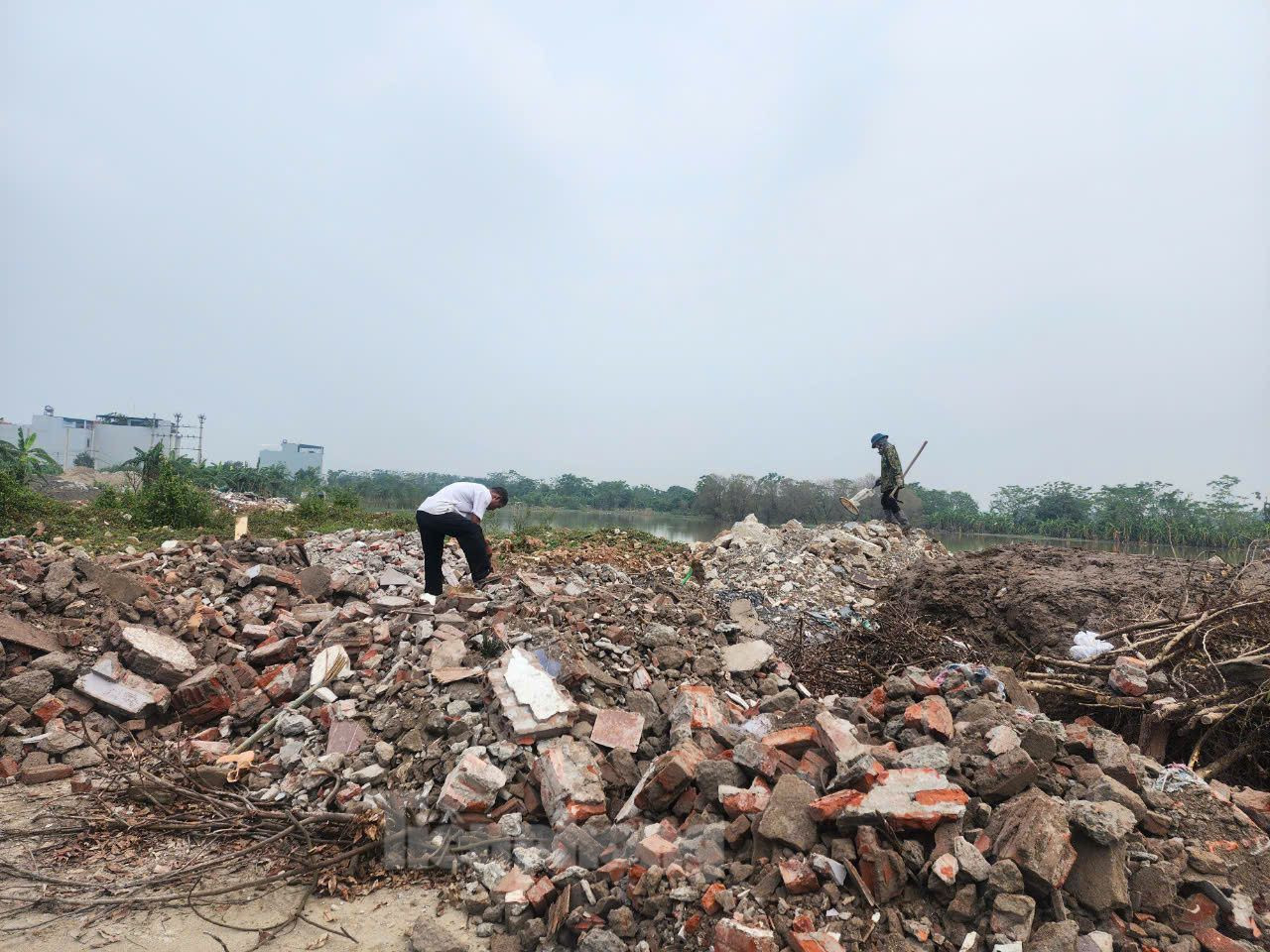 Sau khi xe tải đổ trạc thải, một số người dân đến thu gom phế liệu. Sau khi xe tải đổ trạc thải, một số người dân đến thu gom phế liệu.