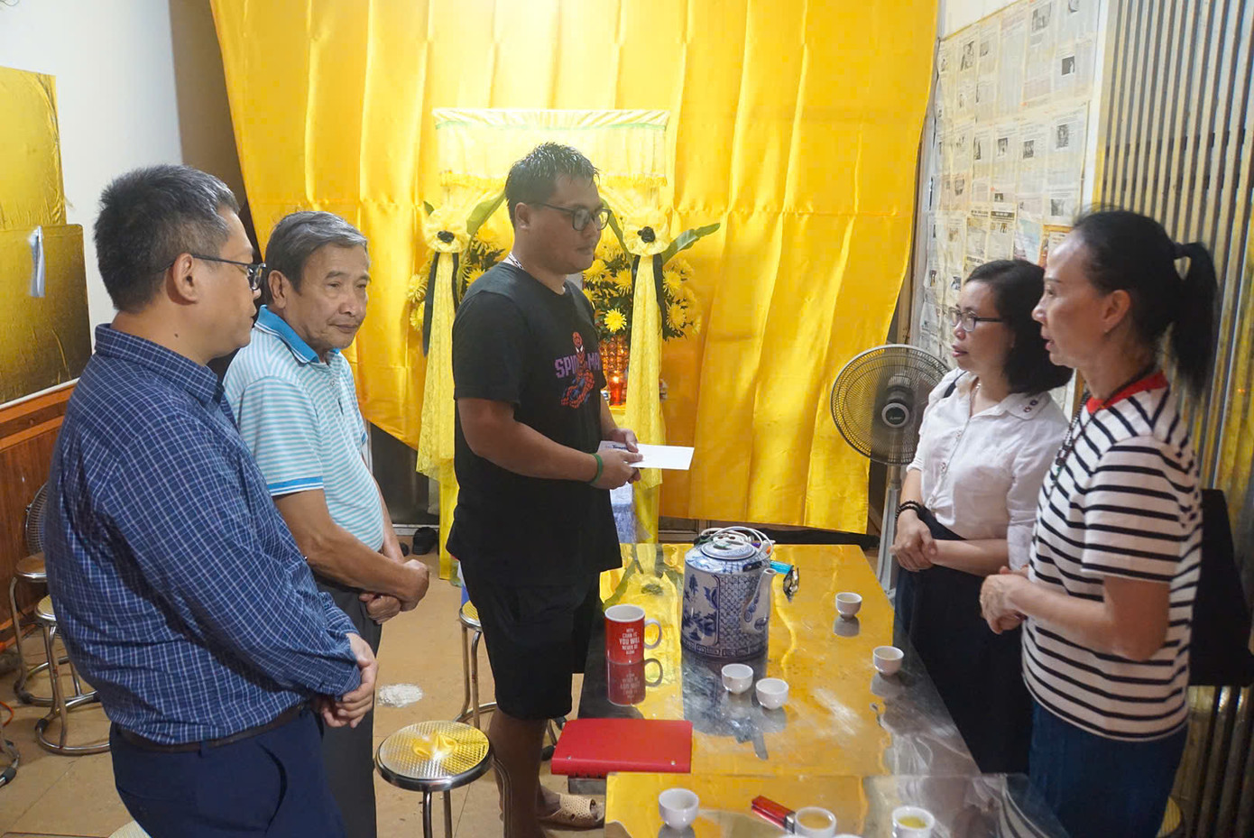 Đại diện báo Tiền Phong và nhà hảo tâm đến thăm hỏi, chia buồn với gia đình ông N.Đ.T. Đại diện báo Tiền Phong và nhà hảo tâm đến thăm hỏi, chia buồn với gia đình ông N.Đ.T.