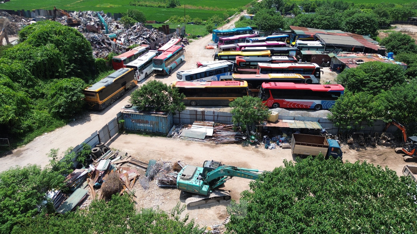 Nguyên nhân là bởi vi phạm tại khu đất này chủ yếu là tài sản dạng sắt vụn, máy móc thiết bị... nên khó xử lý triệt để. Còn hình ảnh máy móc đang tiếp tục san gạt phường sẽ tiếp tục kiểm tra lại.