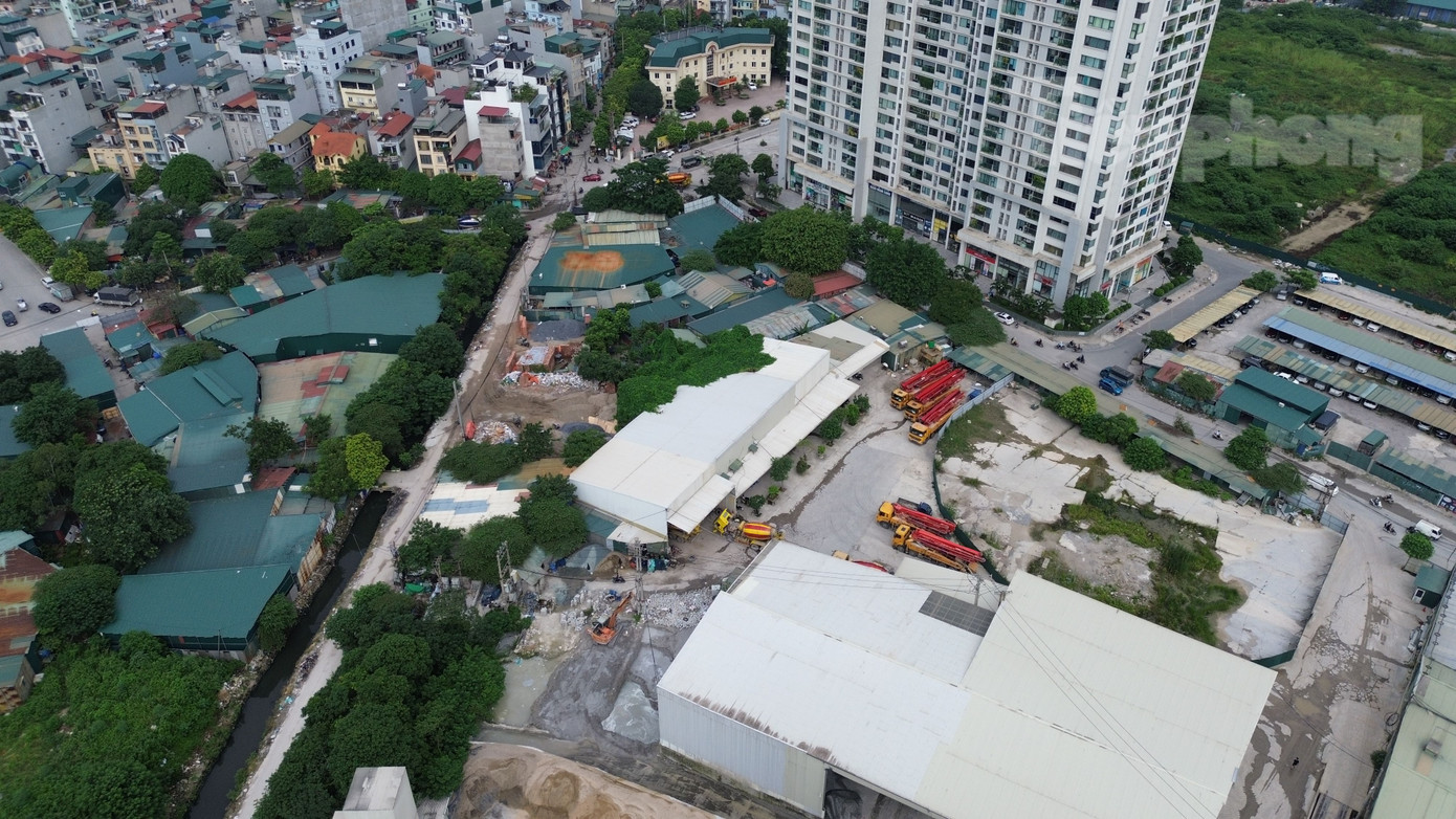 Các nhà xưởng, ga ra ô tô được quây tạm bằng tôn không đảm bảo cảnh quan đô thị, nguy cơ cháy nổ cao...Thời gian qua, xã cũng đã tổ chức cưỡng chế một số công trình vi phạm trên đất dự án nhưng cũng chưa thể xử lý dứt điểm được. Nguyên nhân của tình trạng trên là do nhiều hộ dân lấn chiếm, sử dụng để kinh doanh cùng với công tác quản lý lỏng lẻo của những năm trước.