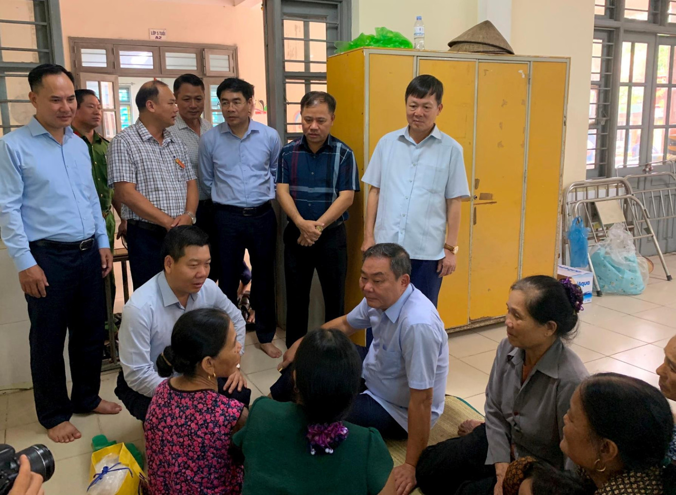 Đoàn công tác của UBND TP. Hà Nội thăm hỏi người dân tại nơi tạm trú Nhà văn hóa cộng đồng thôn Cấn Hạ, xã Cấn Hữu. Đoàn công tác của UBND TP. Hà Nội thăm hỏi người dân tại nơi tạm trú Nhà văn hóa cộng đồng thôn Cấn Hạ, xã Cấn Hữu.