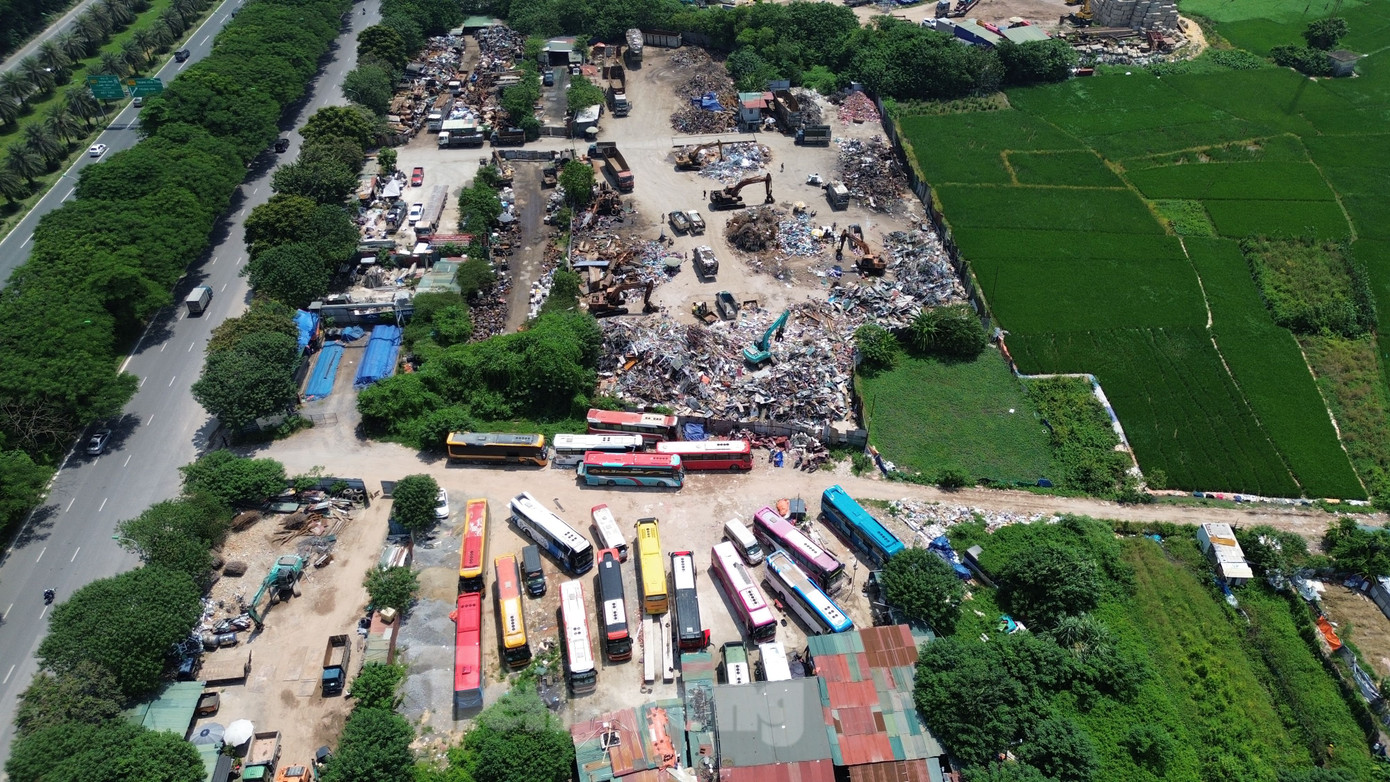 Trao đổi với báo Tiền Phong ngày 17/9, đại diện UBND phường Mễ Trì cho biết, khu đất trên là đất nông nghiệp, giao cho các hộ xã viên HTX 1-5 Mễ Trì Thượng quản lý, sử dụng. Từ năm 2009, khu đất đã tồn tại vi phạm như của gia đình ông Đặng Khánh Hiểu (2.000m2). Ngoài ra, còn có trạm trộn bê tông với diện tích 4-5ha, đến năm 2015 phường mới cưỡng chế được.