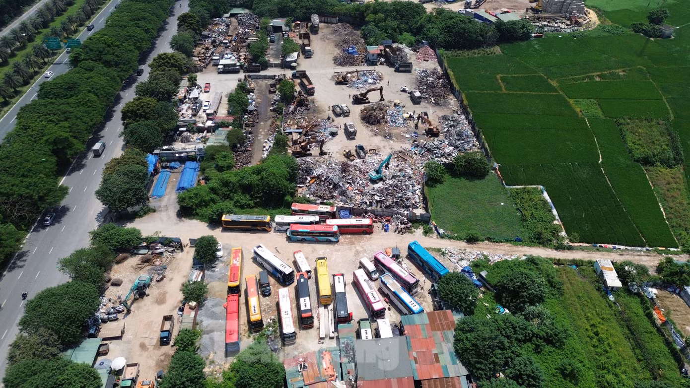 Trao đổi với báo Tiền Phong ngày 17/9, đại diện UBND phường Mễ Trì cho biết, khu đất trên là đất nông nghiệp, giao cho các hộ xã viên HTX 1-5 Mễ Trì Thượng quản lý, sử dụng. Từ năm 2009, khu đất đã tồn tại vi phạm như của gia đình ông Đặng Khánh Hiểu (2.000m2). Ngoài ra, còn có trạm trộn bê tông với diện tích 4-5ha, đến năm 2015 phường mới cưỡng chế được.