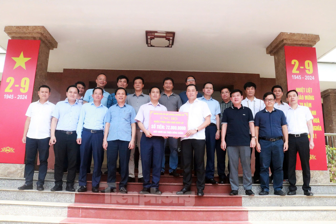 Nhóm con em quê hương Chương Mỹ trao 72 triệu đồng để huyện Chương Mỹ hỗ trợ người dân khắc phục hậu quả mưa lũ.