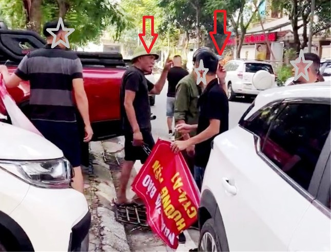 Các đối tượng lạ mặt xuất hiện tại tòa nhà CT4A1 đe dọa, sau đó tháo và giành giật băng rôn, sáng 26/9. Các đối tượng lạ mặt xuất hiện tại tòa nhà CT4A1 đe dọa, sau đó tháo và giành giật băng rôn, sáng 26/9.