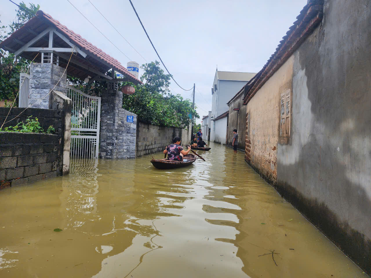 Theo ghi nhận của phóng viên, cả thôn Tiến Tiên bị ngập từ 60cm-2m. Trong đó, có những chỗ ngập sâu đến 4-5m. Người dân di chuyển từ trong làng ra ngoài phải dùng thuyền. Theo ghi nhận của phóng viên, cả thôn Tiến Tiên bị ngập từ 60cm-2m. Trong đó, có những chỗ ngập sâu đến 4-5m. Người dân di chuyển từ trong làng ra ngoài phải dùng thuyền.