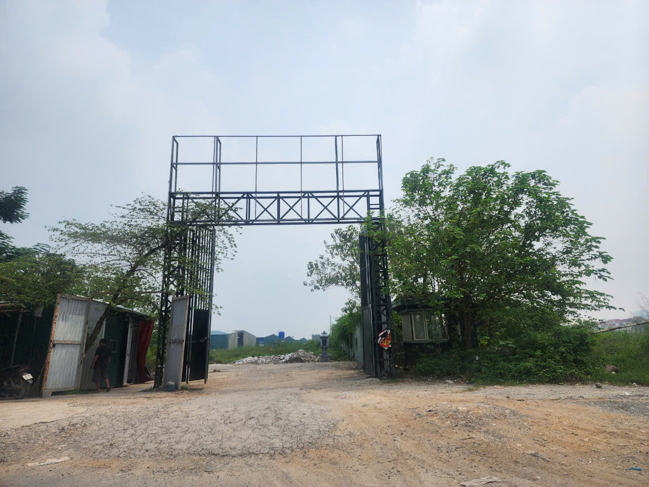 Tuy nhiên, sau khi bị xử phạt, chủ đầu tư vẫn tiếp tục triển khai xây dựng các công trình trên ô đất. Đến cuối tháng 8, UBND xã Lại Yên đã kiểm tra lại và phát hiện trong ô đất có 5 dãy nhà xưởng có hoạt động sản xuất, 1 công trình đang tổ chức thi công, 1 máy phát điện. Cuối tháng 9, theo ghi nhận của PV, một số hạng mục công trình tại ô đất trên vẫn tiếp tục được thi công.