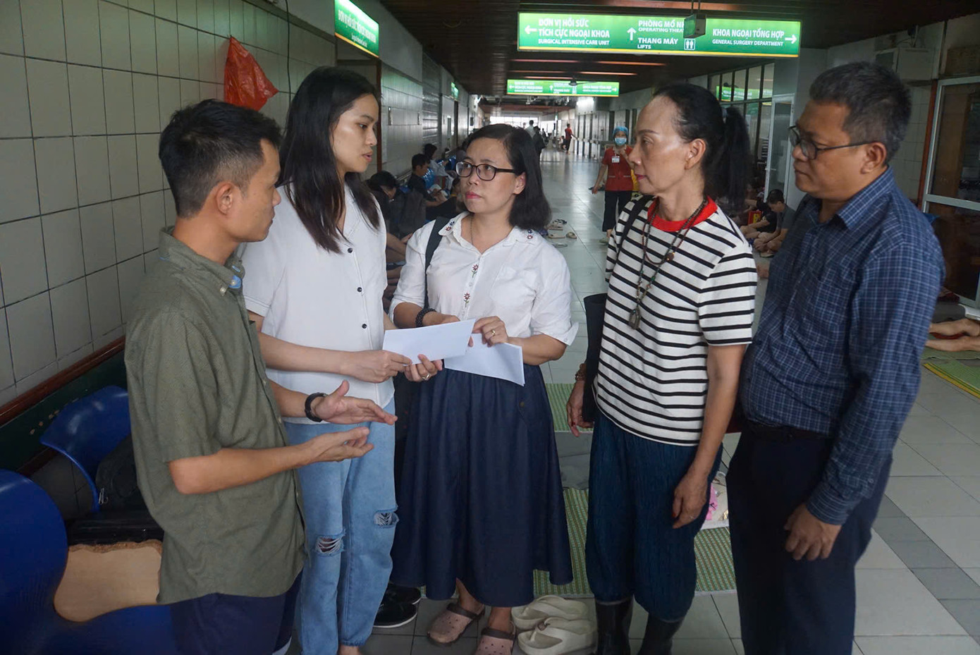 Đại diện Báo Tiền Phong và các nhà hảo tâm thăm hỏi, động viên gia đình anh Hoàng Sỹ Long đang điều trị tại Bệnh viện Bạch Mai Đại diện Báo Tiền Phong và các nhà hảo tâm thăm hỏi, động viên gia đình anh Hoàng Sỹ Long đang điều trị tại Bệnh viện Bạch Mai