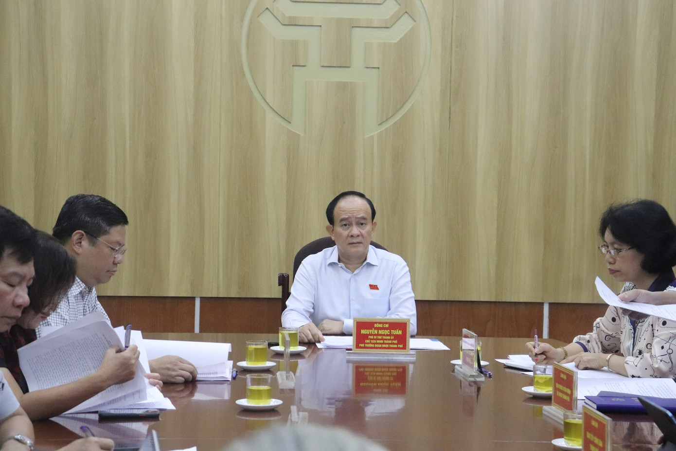 Chủ tịch HĐND TP. Hà Nội Nguyễn Ngọc Tuấn giải quyết đơn thư công dân.