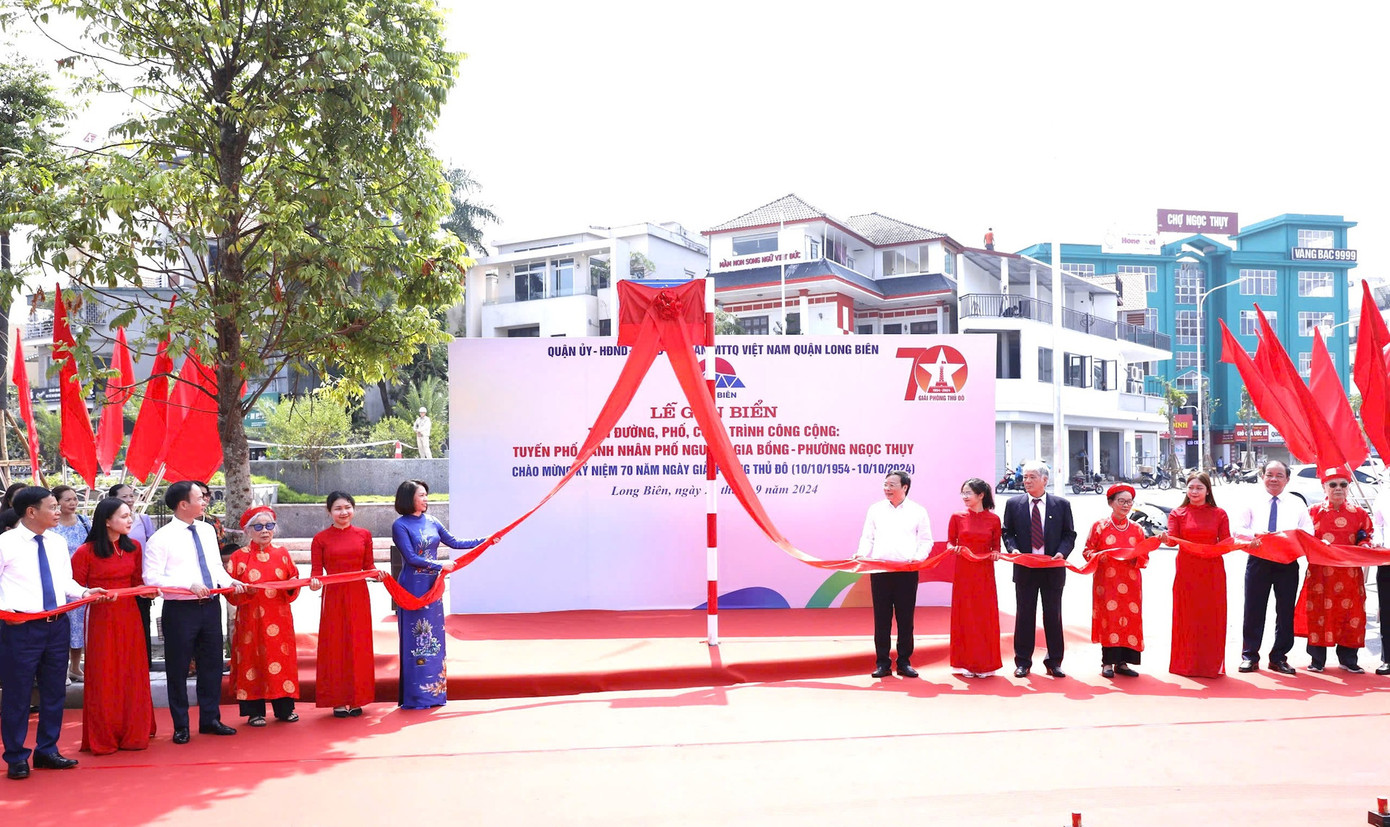 Lãnh đạo thành phố Hà Nội và quận Long Biên gắn biển tên tuyến đường, công trình năm 2024 trên địa bàn quận Long Biên Lãnh đạo thành phố Hà Nội và quận Long Biên gắn biển tên tuyến đường, công trình năm 2024 trên địa bàn quận Long Biên