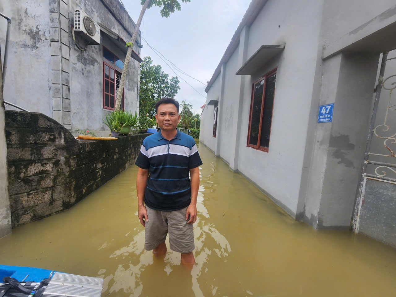 Anh Nguyễn Tiến Hùng cho biết, điều người dân vùng ngập như anh cần nhất là nước sạch sinh hoạt. Anh Nguyễn Tiến Hùng cho biết, điều người dân vùng ngập như anh cần nhất là nước sạch sinh hoạt.