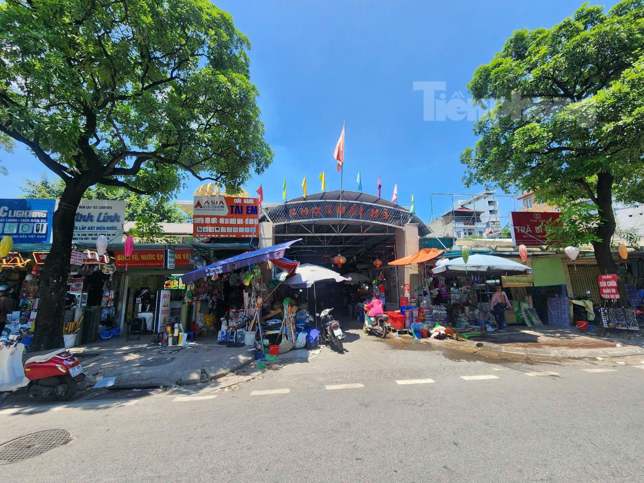 Một chợ khác do UBND quận Đống Đa quản lý cũng bị đình chỉ từ năm 2018 là chợ Thái Hà. Ông Nguyễn Văn Việt, phụ trách chợ Thái Hà cho biết, chợ mới được cải tạo thời gian gần đây nên cơ sở vật chất khang trang hơn nhiều chợ khác.