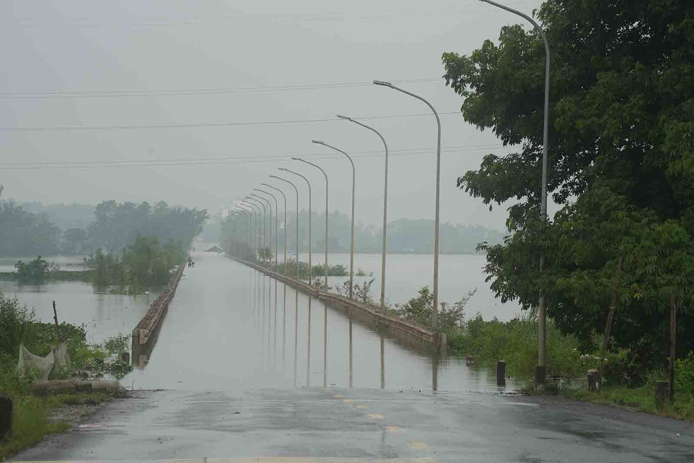 Tỉnh lộ 421B (đoạn qua xã Cấn Hữu, Quốc Oai, Hà Nội) ngập chìm trong biển nước. Ảnh: Hữu Chánh