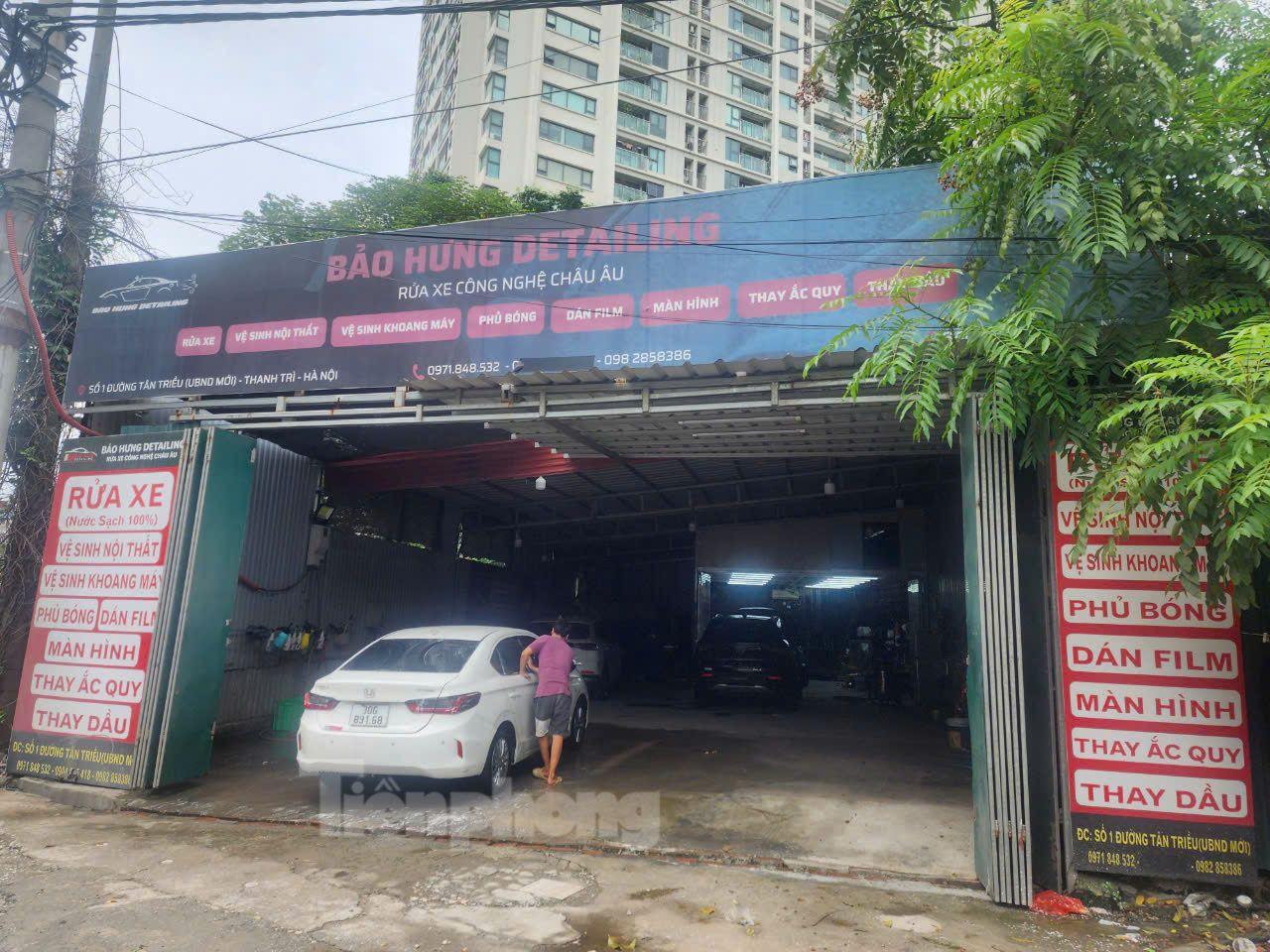 Cũng theo lãnh đạo UBND xã Tân Triều, ngoài trạm trộn bê tông trên, nhiều ô đất thuộc dự án thuộc địa bàn xã mọc lên nhiều nhà xưởng, gara ô tô, cơ sở kinh doanh, ăn uống… thậm chí cả các kho phế liệu. Tuy nhiên, khi được hỏi về tiền thuê đất mở cơ sở kinh doanh tại các ô đất dự án đơn vị nào quản lý, vị lãnh đạo này nói không biết. Trong ảnh: Một gara ô tô đối diện UBND xã Tân Triều nằm trên đất dự án, được thuê với giá 20 triệu đồng/tháng.