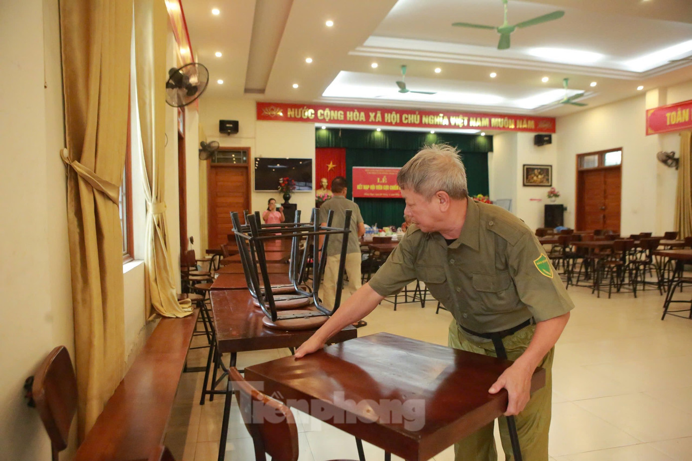 Theo Ban chỉ huy PCTT&amp;TKCN quận Bắc Từ Liêm, trên địa bàn quận có 836 hộ ngoài đê sông Hồng và 724 hộ ven sông Nhuệ, sông Pheo có nguy cơ ảnh hưởng của lũ. Trước diễn biến nước sông Hồng ngày càng dâng cao, trong ngày và đêm 10/9, cán bộ quận Bắc Từ Liêm đã trực tiếp đến nhà từng hộ dân ngoài đê sông Hồng, vận động sơ tán đến nơi an toàn.