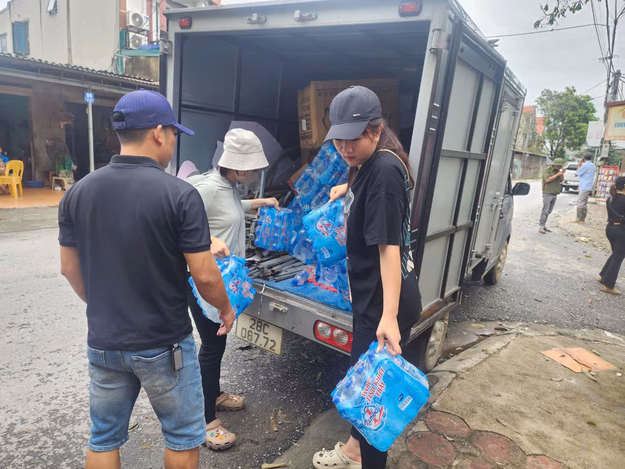 Một đoàn cứu trợ vận chuyển nhu yếu phẩm, nước uống đến thôn Tiến Tiên để hỗ trợ bà con bị ngập.