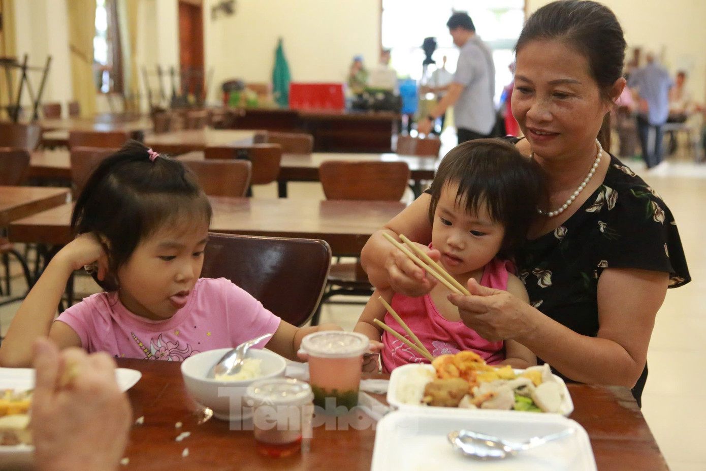 Tại nơi tạm trú, người dân được bố trí đầy đủ đồ ăn, nước uống, chăn màn.