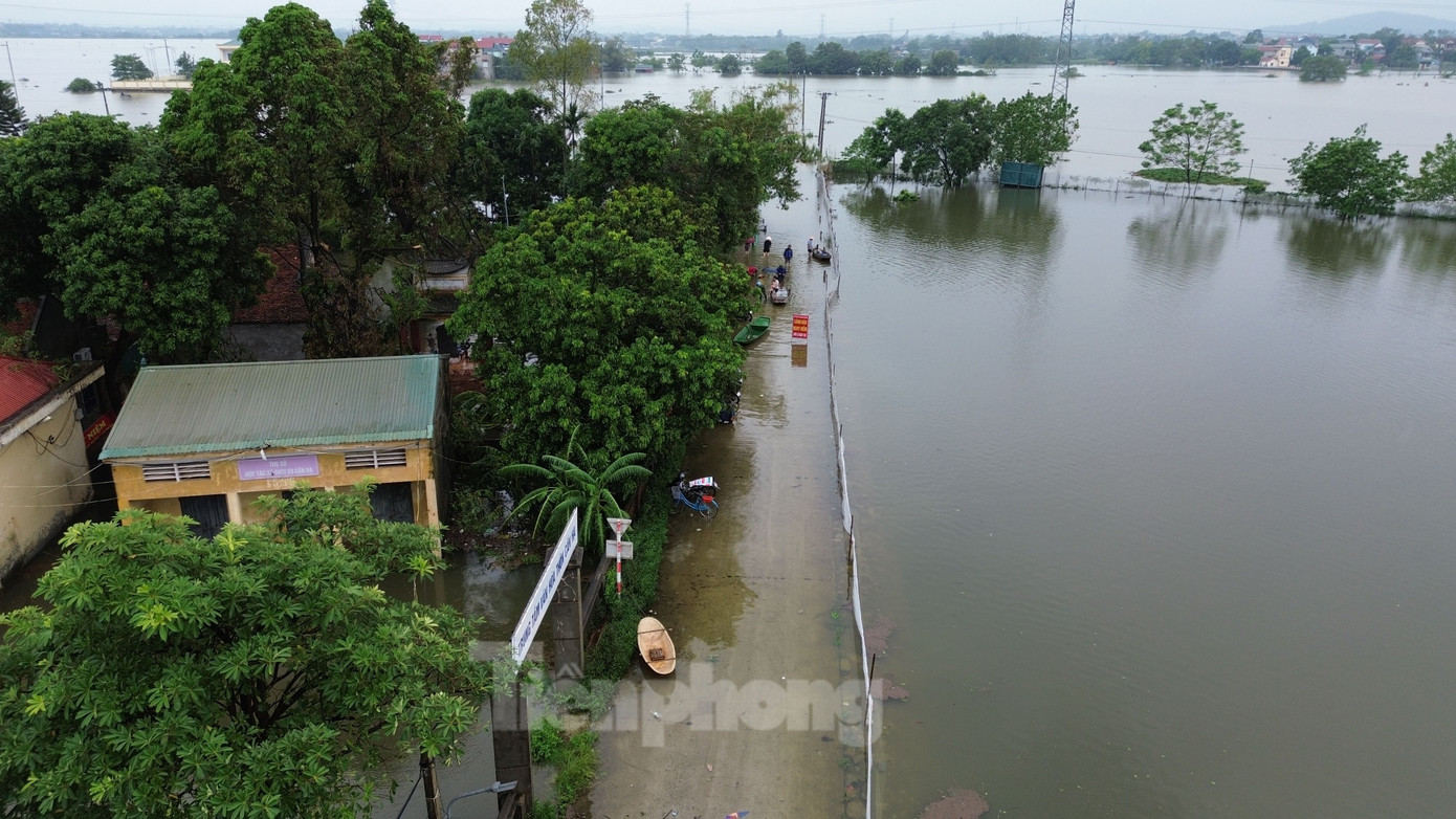Tuyến đường từ xóm Bến Vôi ra ngoài đã bị ngập nước