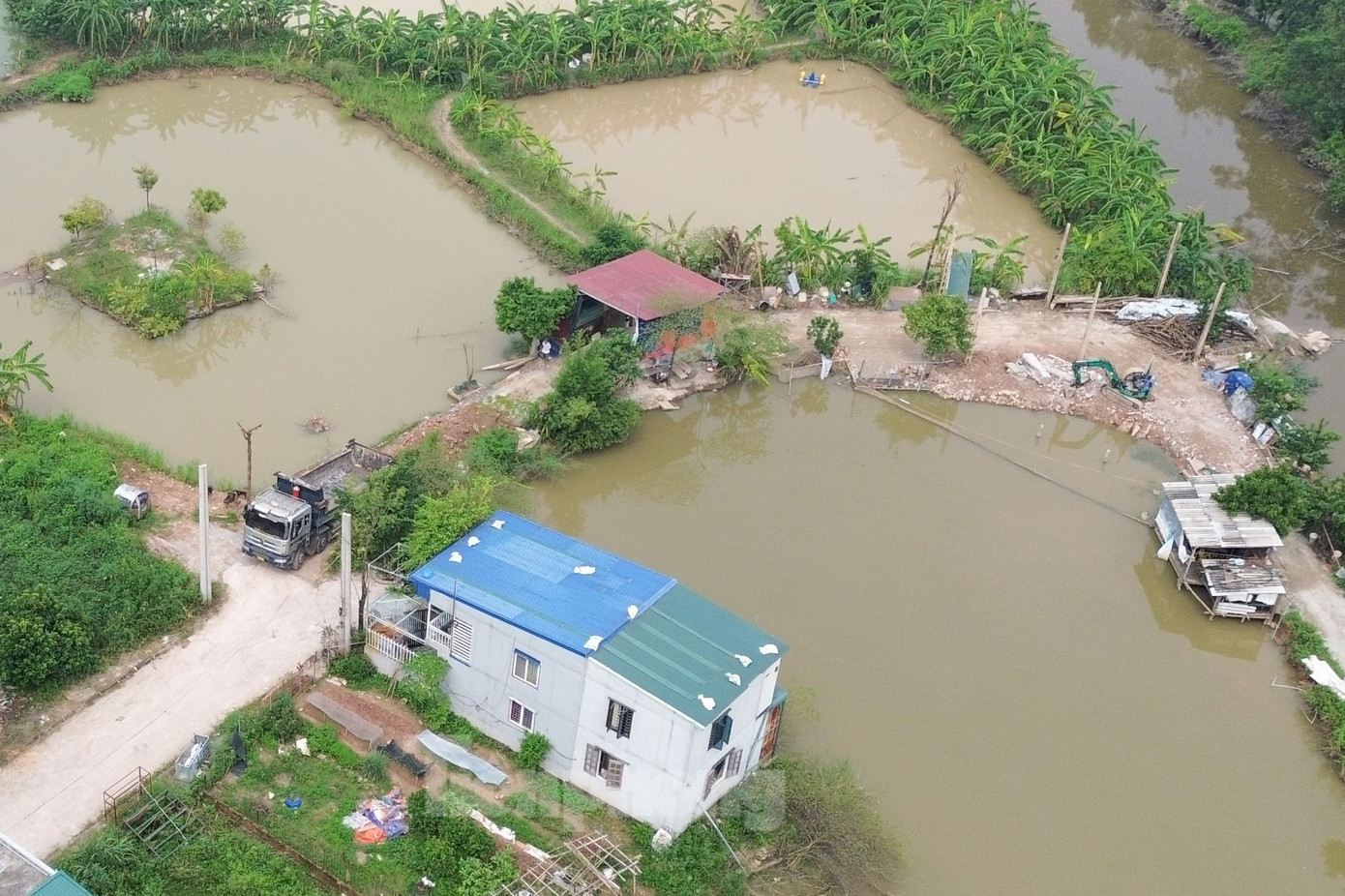 Một xe chở trạc thải xây dựng san lấp đất nông nghiệp. Một xe chở trạc thải xây dựng san lấp đất nông nghiệp.