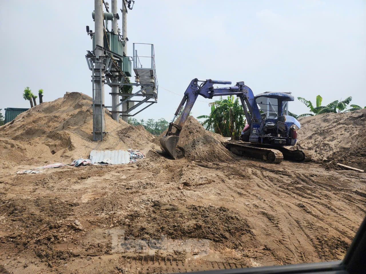 Một khu đất nông nghiệp tại xã Lại Yên sau khi san lấp biến thành bãi tập kết vật liệu xây dựng. Một khu đất nông nghiệp tại xã Lại Yên sau khi san lấp biến thành bãi tập kết vật liệu xây dựng.