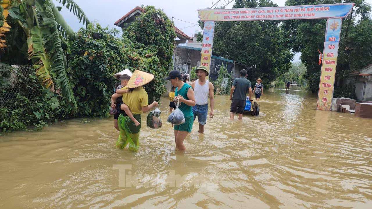 Người dân vùng ngập mua thực phẩm về sinh hoạt