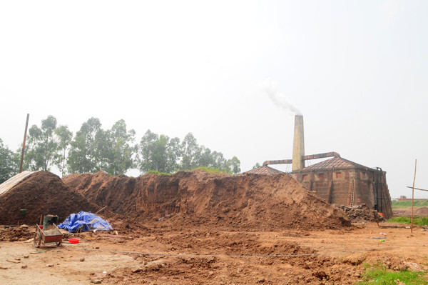 Hiện trường sau một ngày xảy ra vụ nổ ở lò gạch của Công ty Cổ phần Quyết Chiến. Ảnh: Tuấn Nguyễn. Hiện trường sau một ngày xảy ra vụ nổ ở lò gạch của Công ty cổ phần Quyết Chiến. Ảnh: Tuấn Nguyễn