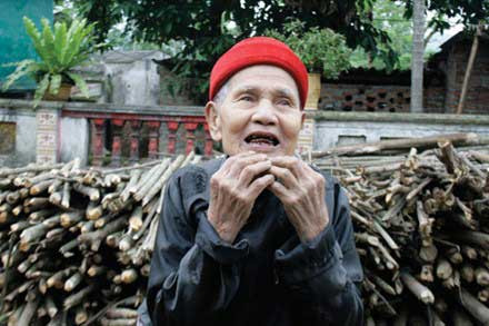 Cụ Phúc nở một nụ cười rạng ngời “khoe” hàm răng mới