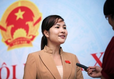 Vũ Thị Hương Sen, đại biểu tỉnh Hải Dương trả lời phỏng vấn bên hành lang QH
