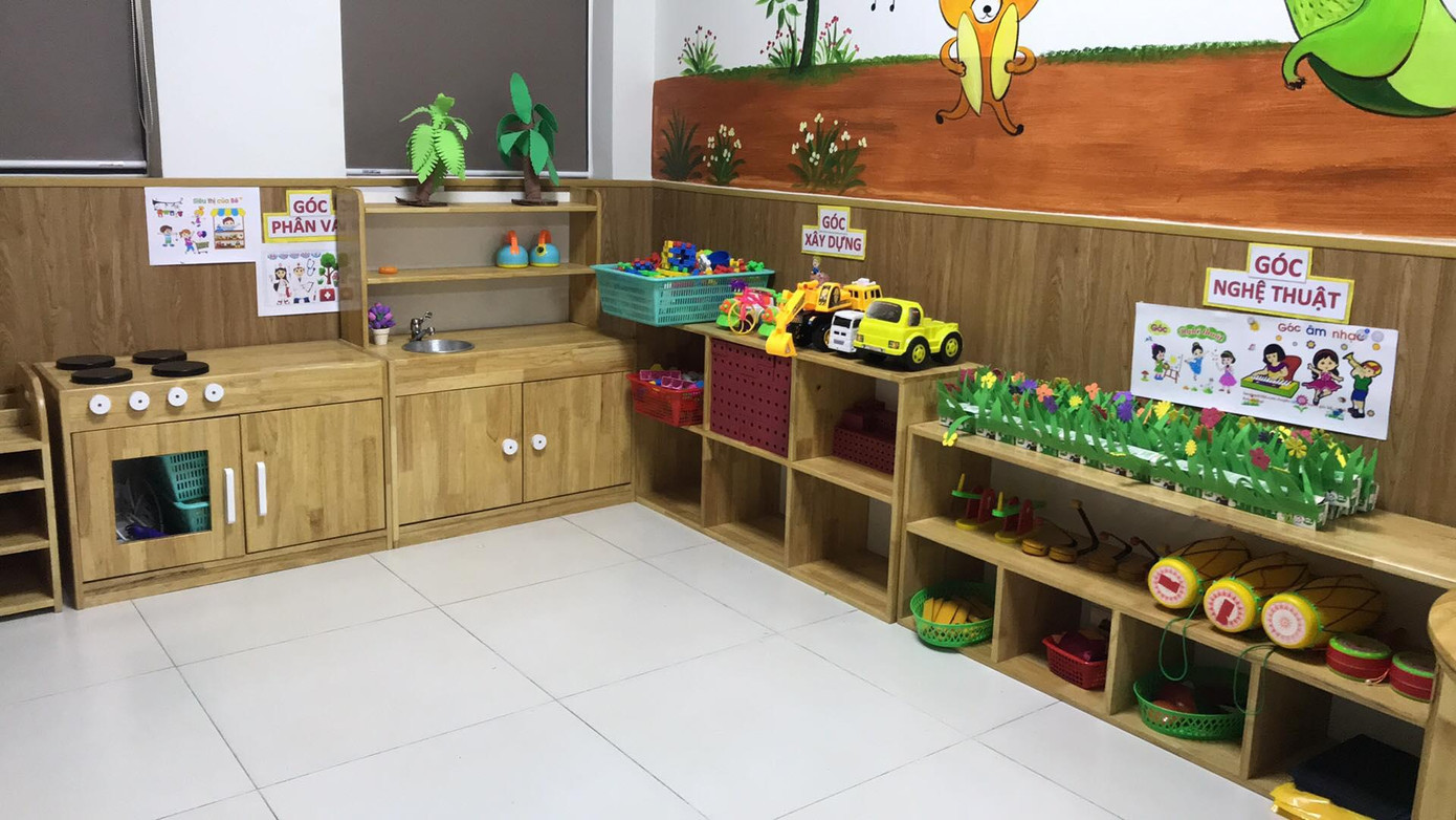 Ngày 8/3, các cô đến dọn dẹp, sắp xếp lại lớp học thật gọn gàng, sạch sẽ để đón các em quay trở lại trường. (Ảnh: Trúc Lan)