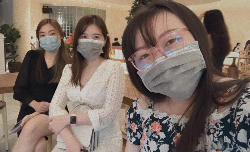 Giới trẻ an tâm hơn khi gặp gỡ bạn bè nhưng vẫn tuân thủ 5K. Ảnh: Mỹ Huê Giới trẻ an tâm hơn khi gặp gỡ bạn bè nhưng vẫn tuân thủ 5K. Ảnh: Mỹ Huê