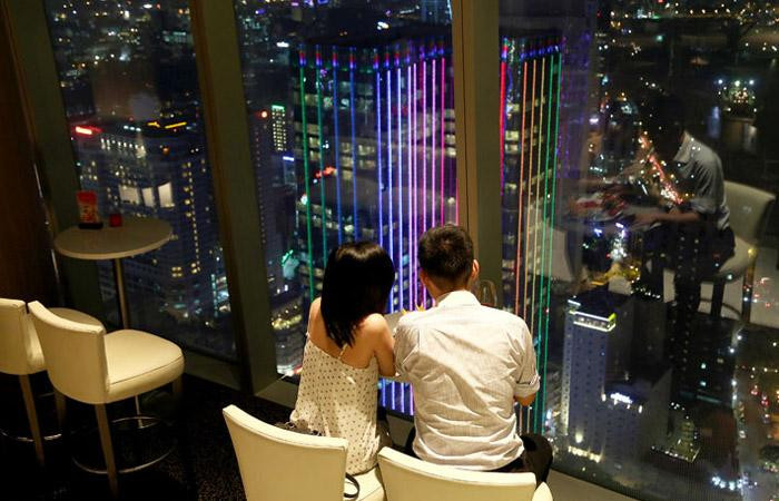 Nhiều bạn trẻ chọn đón Valentine sớm để tránh tình trạng các dịch vụ như ăn uống, xem phim... bị quá tải. (Ảnh minh họa từ Internet)