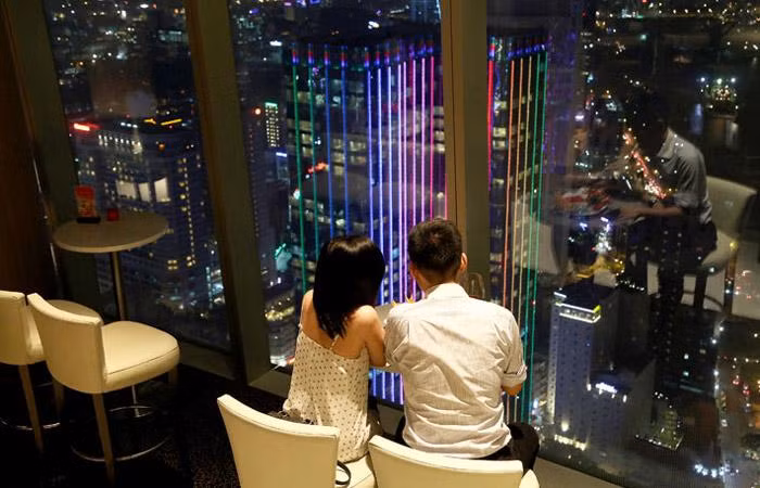 Nhiều bạn trẻ chọn đón Valentine sớm để tránh tình trạng các dịch vụ như ăn uống, xem phim... bị quá tải. (Ảnh minh họa từ Internet)
