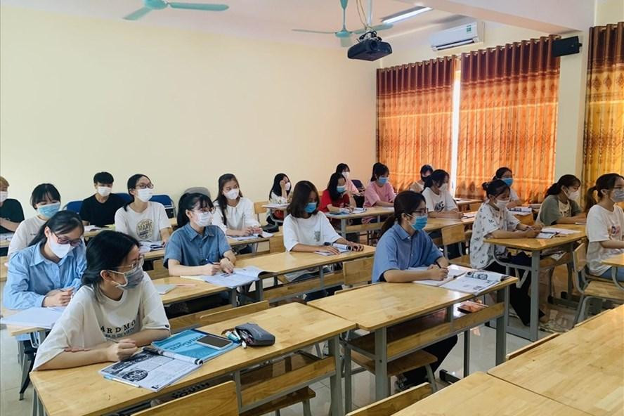 Sinh viên mong sớm trở lại trường học tập trung khi TP.HCM thành "vùng xanh". Ảnh: Internet Sinh viên mong sớm trở lại trường học tập trung khi TP.HCM thành "vùng xanh". Ảnh: Internet