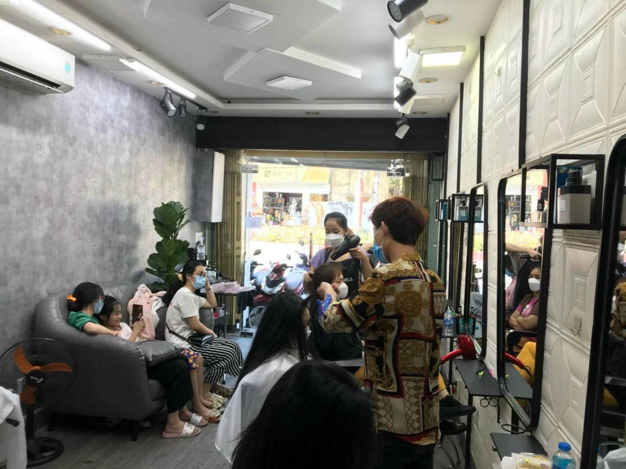 Tránh tình trạng phải đợi lâu, nhiều bạn trẻ tranh thủ đi làm tóc trước Tết thay vì đợi cận ngày. (Ảnh: Hoàng Vũ) Tránh tình trạng phải đợi lâu, nhiều bạn trẻ tranh thủ đi làm tóc trước Tết thay vì đợi cận ngày. (Ảnh: Hoàng Vũ)