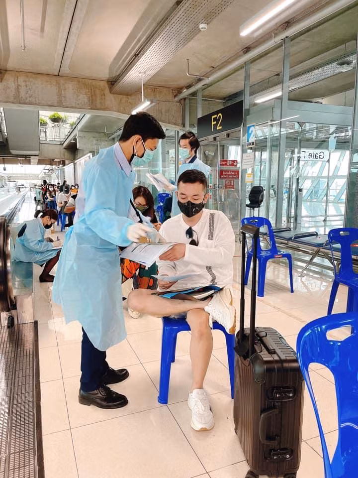 Ngay khi vừa xuống sân bay ở Thái Lan, mọi người sẽ được nhân viên y tế hướng dẫn cụ thể. (Ảnh: Quang Chí)