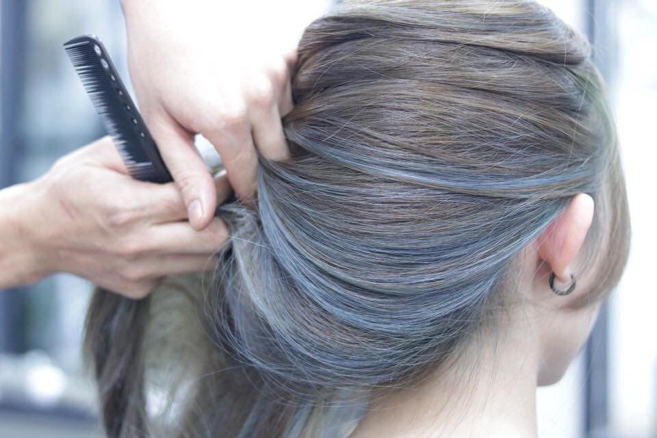 Lựa chọn làm tóc ở tiệm có uy tín nên giá cắt, nhuộm tóc sẽ được giữ nguyên trong mùa Tết. (Ảnh: Trần Mỹ) Lựa chọn làm tóc ở tiệm có uy tín nên giá cắt, nhuộm tóc sẽ được giữ nguyên trong mùa Tết. (Ảnh: Trần Mỹ)