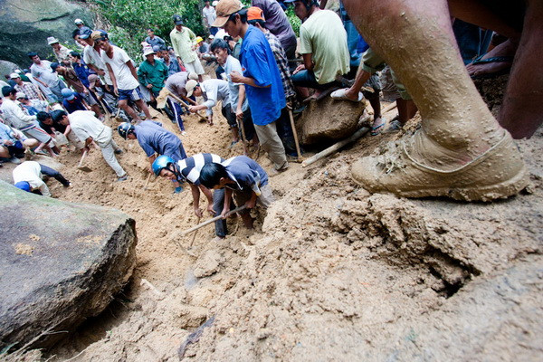 Cùng đào xới, tìm kiếm kỳ nam tại khu vực rộng hơn 200m2 được cho là có “gốc hàng”