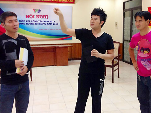 Công Lý và Xuân Bắc đang ngắm Minh Quân đóng Táo