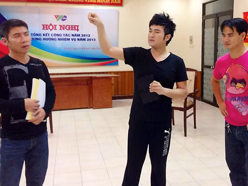 Công Lý và Xuân Bắc đang ngắm Minh Quân đóng Táo. Công Lý và Xuân Bắc đang ngắm Minh Quân đóng Táo