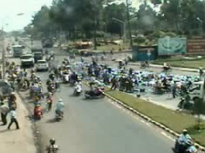 Người dân lao đến hôi của sau khi chiếc xe chở bia gặp nạn. Ảnh chụp từ clip: Viết Cường