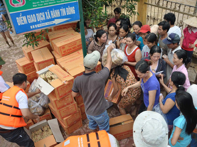 Quảng Ngãi khẩn cấp cứu trợ người dân vùng lũ. Ảnh: Phú Đức. Quảng Ngãi khẩn cấp cứu trợ người dân vùng lũ. Ảnh: phú đức