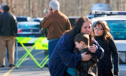 Vụ xả súng kinh hoàng tại trường tiểu học Sandy Hook, thị trấn Newtown, Connecticut hôm 14 -12 khiến 26 người trong đó có 20 trẻ em thiệt mạng. Vụ thảm sát kinh hoàng này đã dấy lên mối lo ngại trong lòng người dân nước Mỹ về việc kiểm soát súng