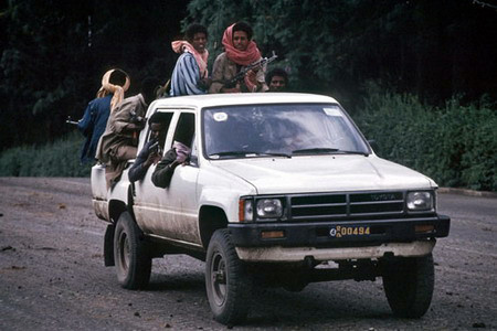 Kết cấu khung rắn chắc và tuổi thọ cao cũng là yếu tố thu hút lực lượng nổi dậy của Toyota Hilux. Ảnh chụp tại Ethiopia năm 1991