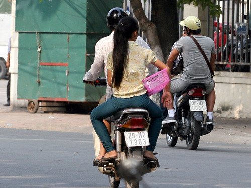 Nhóm chăn dắt chở các em tới điểm bán kẹo cao su. Ảnh: Ngọc Thắng. Nhóm chăn dắt chở các em tới điểm bán kẹo cao su. Ảnh: Ngọc Thắng