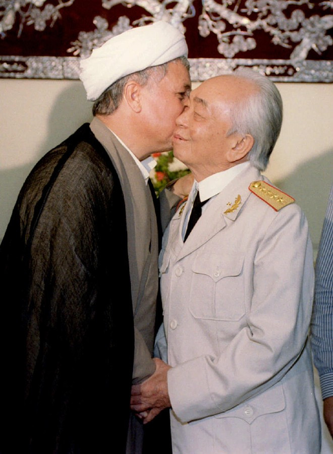 Nhà quân sự lỗi lạc của Việt Nam đón tiếp Tổng thống Iran Ali Akbar Hashemi Rafsanjani tại Hà Nội. Ảnh: Reuters Bài viết: http://news.zing.vn/Tuong-Giap-va-nhung-lan-gap-lanh-dao-the-gioi-post357911.html#home_featured.tinnong Nguồn Zing News 